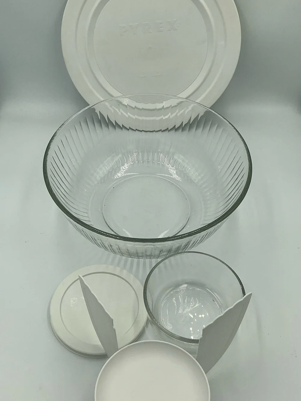 Pyrex Portables 7404-PC 4.5qt Round Fluted Bowl W/Divider Dip Bowl W/O The Bag